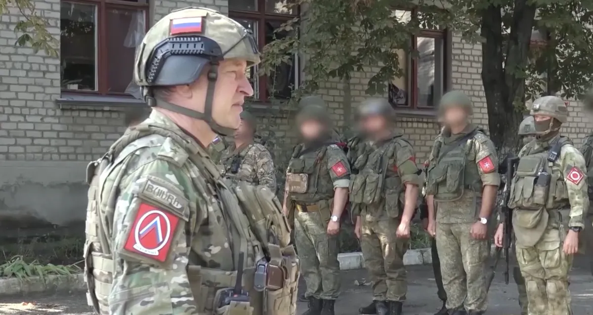 Александр Лапин вручает награды участникам войны в Украине