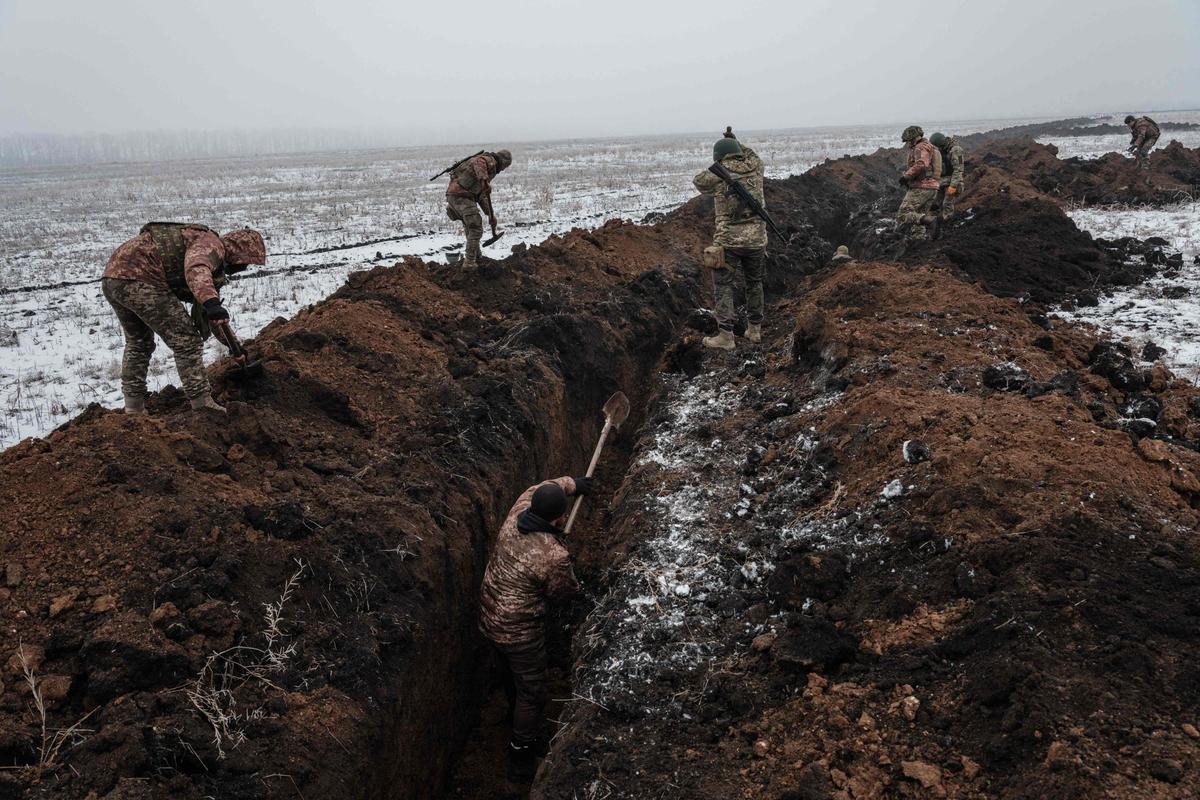 Украинские военные роют окоп под Бахмутом в Донецкой области, 1 февраля