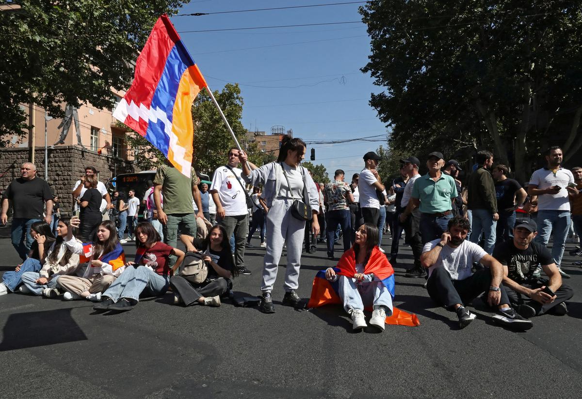 Протестующие требуют отставки Никола Пашиняна