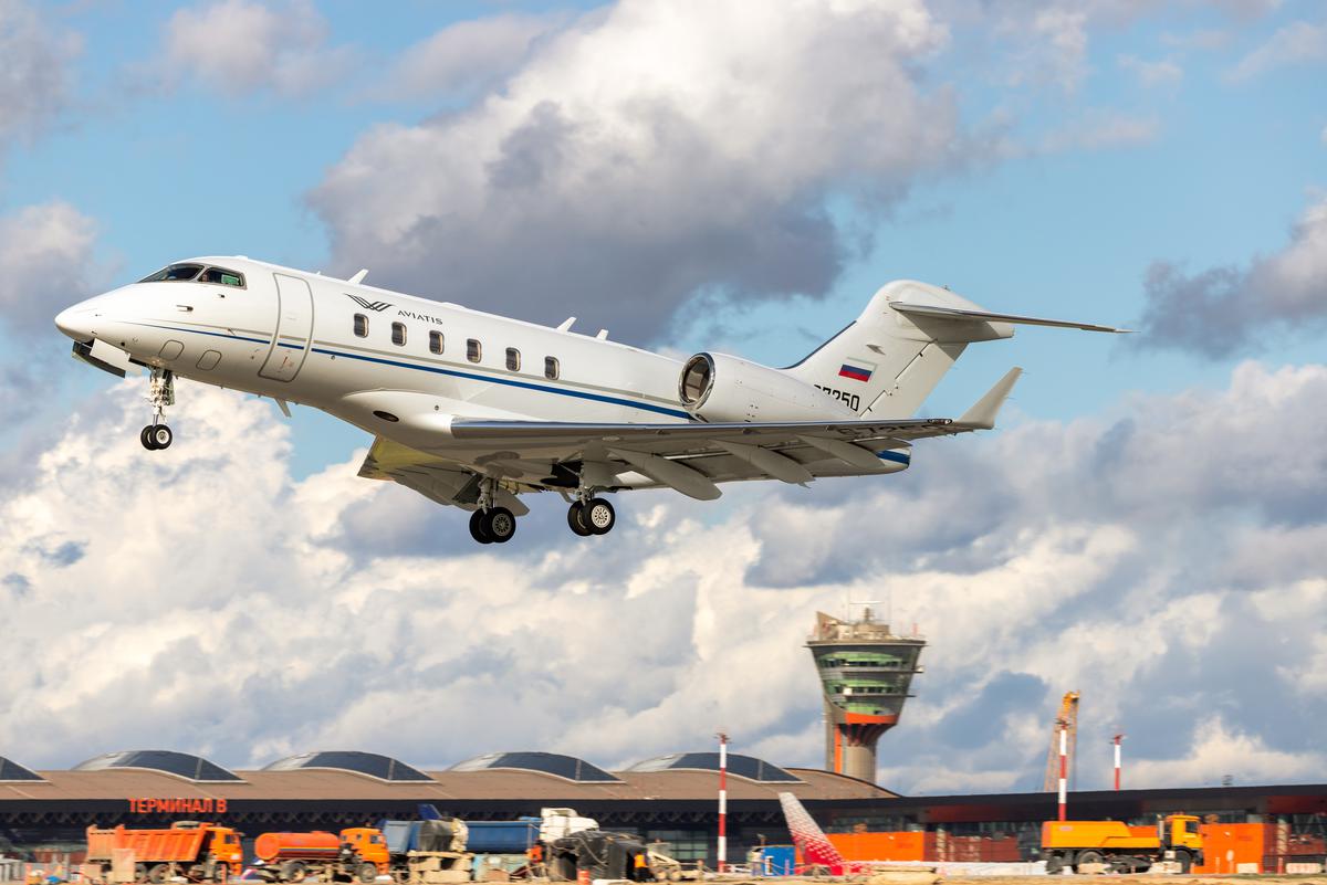 Bombardier Challenger 300 RA-67250 в Шереметьево