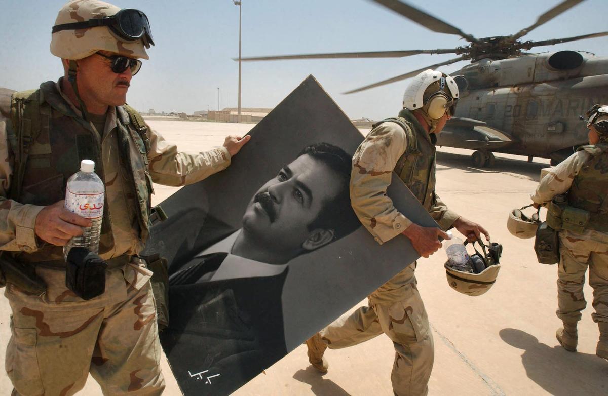 Американцы разнесли Ирак и свергли Саддама Хусейна (на портрете), но демократические ценности в Ираке приживаются с трудом, «конец истории» явно не состоялся  