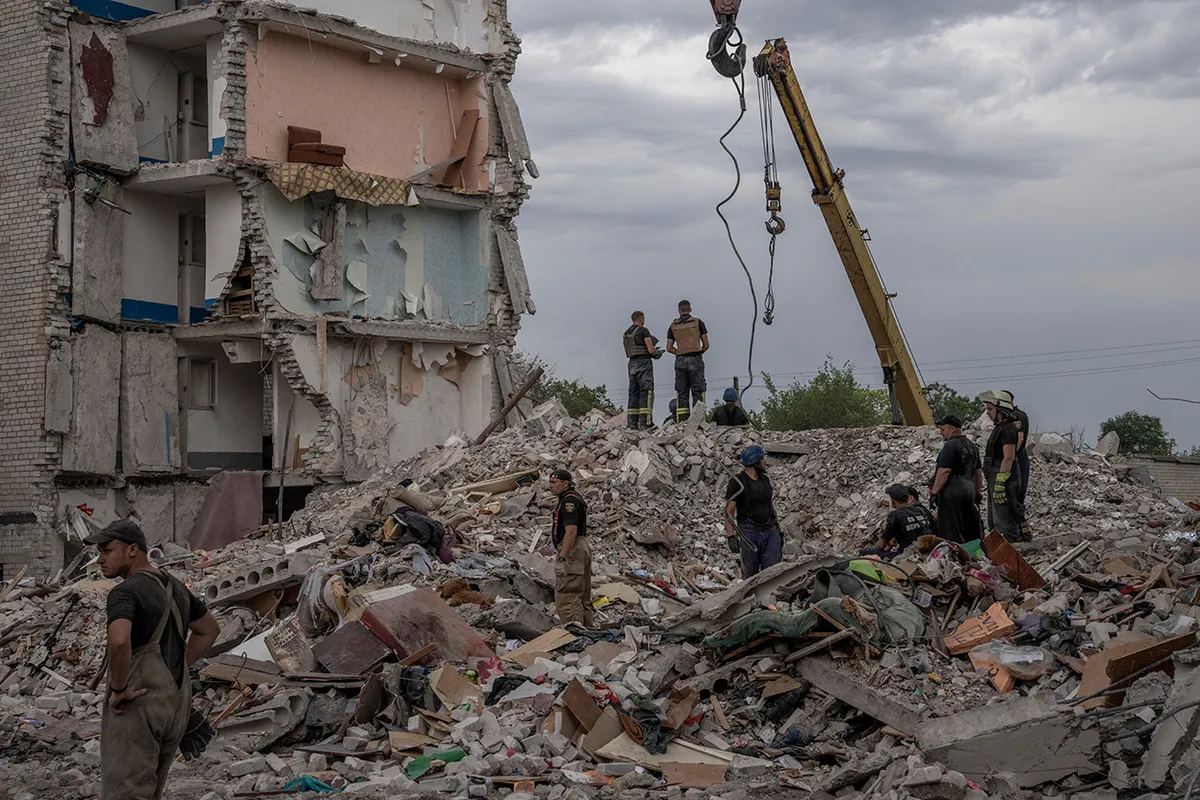 Российский удар по городу Часов Яр в Донецкой области полностью разрушил два подъезда пятиэтажного жилого дома, пострадала еще одна пятиэтажка. 