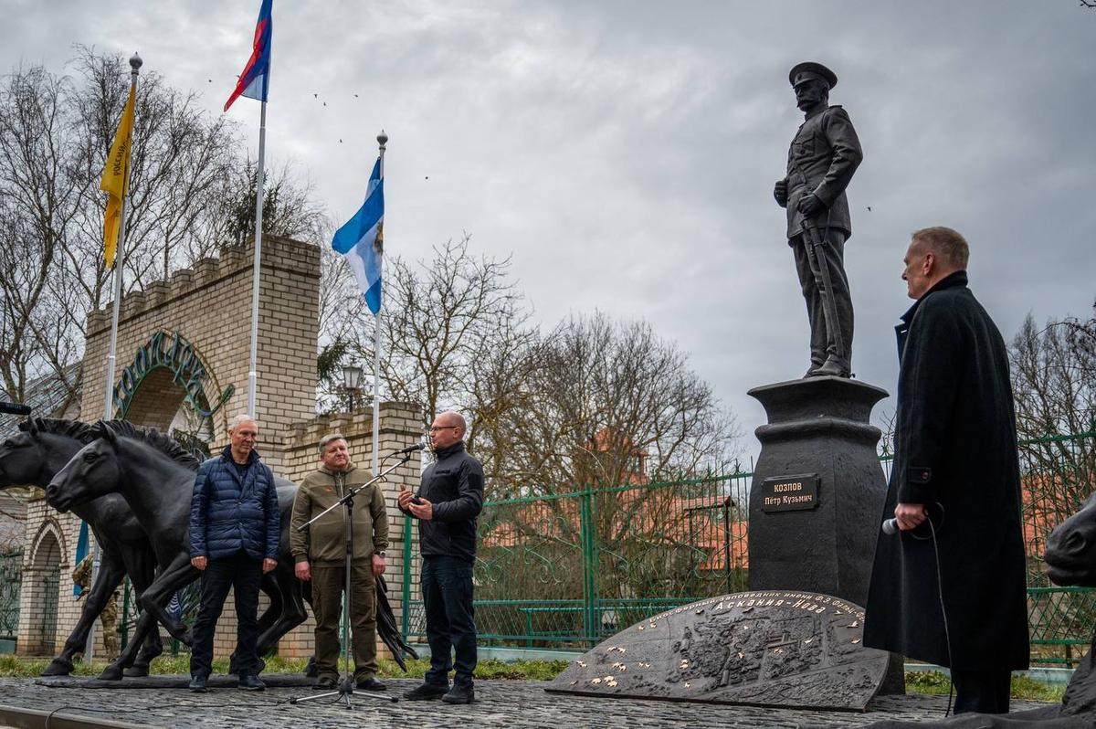 Второй раз Кириенко приехал в заповедник в феврале 2024 года на открытие памятника военному географу Петру Козлову