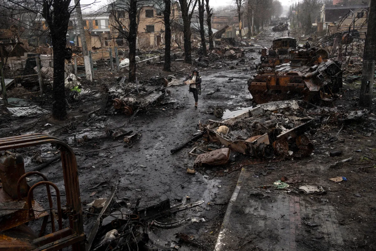 Сгоревшая техника российской армии на улице в Буче. 
