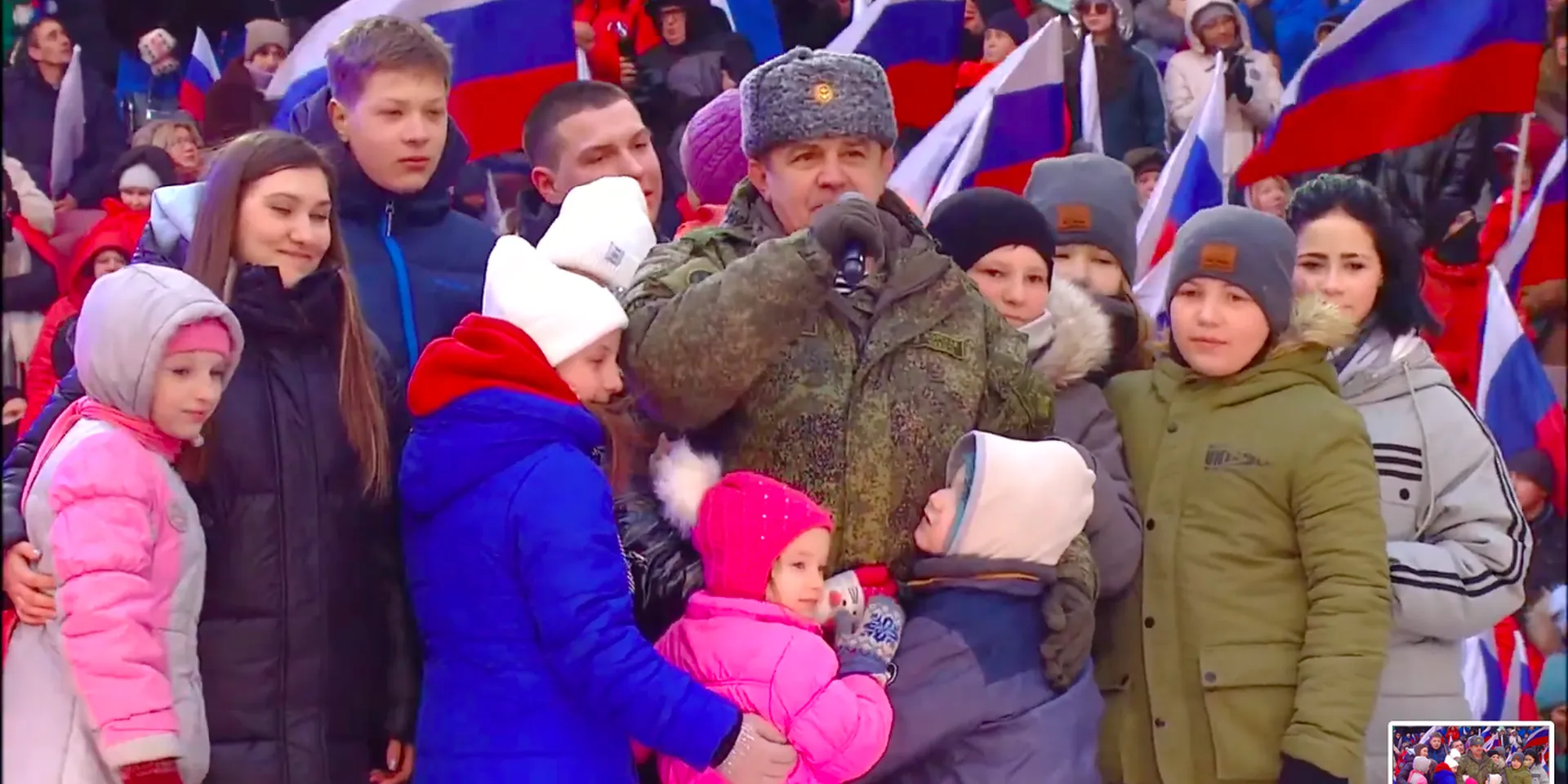 На концерте в Лужниках дети благодарили российскую армию за спасение. «Важные истории» нашли этих детей