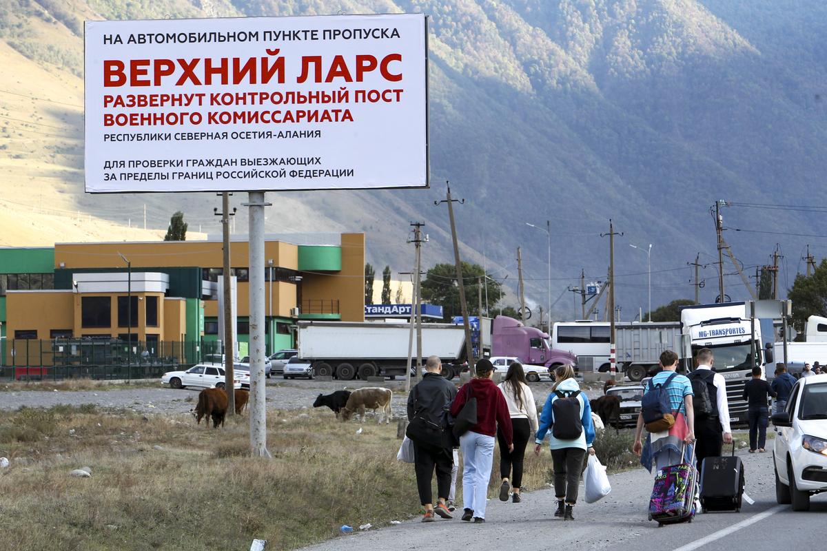 Через погранпереход Верхний Ларс в итоге выпускали почти всех, но нервы потрепали им изрядно  