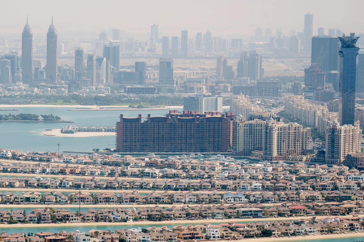 The Tanzanite residential complex (center) towers over Palm Jumeirah’s mansions 