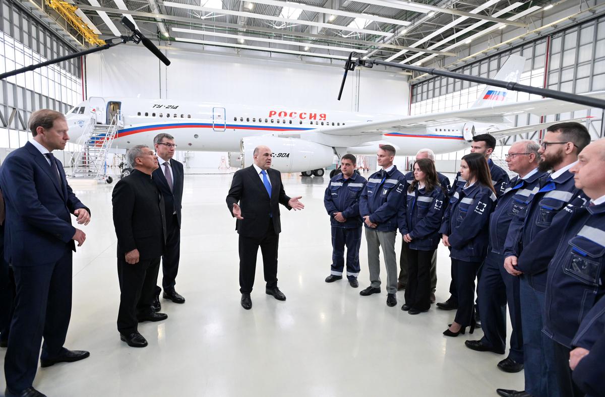 Многое России теперь придется производить самой. Премьер-министр Михаил Мишустин на Казанском авиационном заводе
