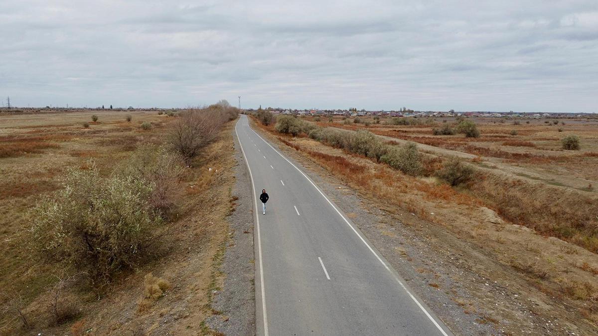 Nail is going along the road from Poymennoye on foot to a stop on the highway.