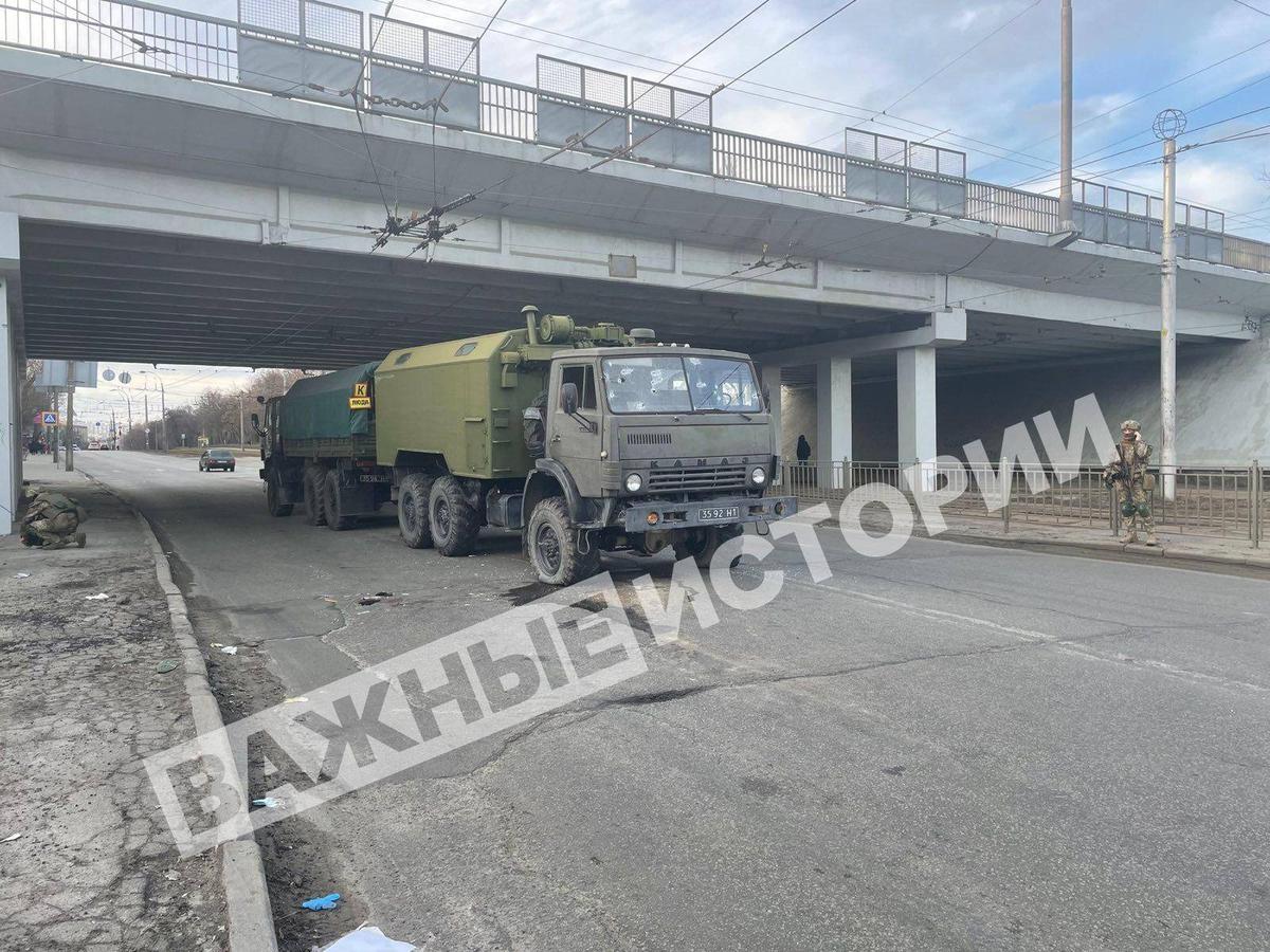 У грузовика — дыры от пуль в лобовом стекле