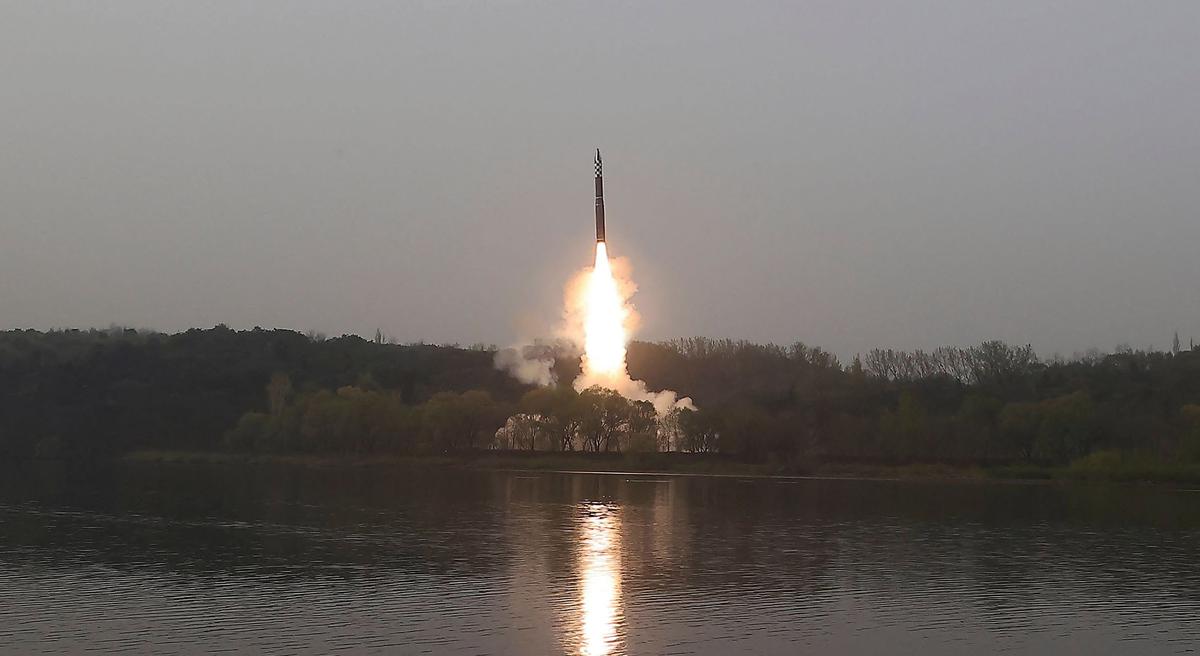 У людоедского режима Северной Кореи хорошие переспективы выживания, потому что у него, как у Путина, есть и ядерное оружие, и средства его доставки. На фото — испытания межконтинентальной баллистической ракеты 13 апреля 2023 года