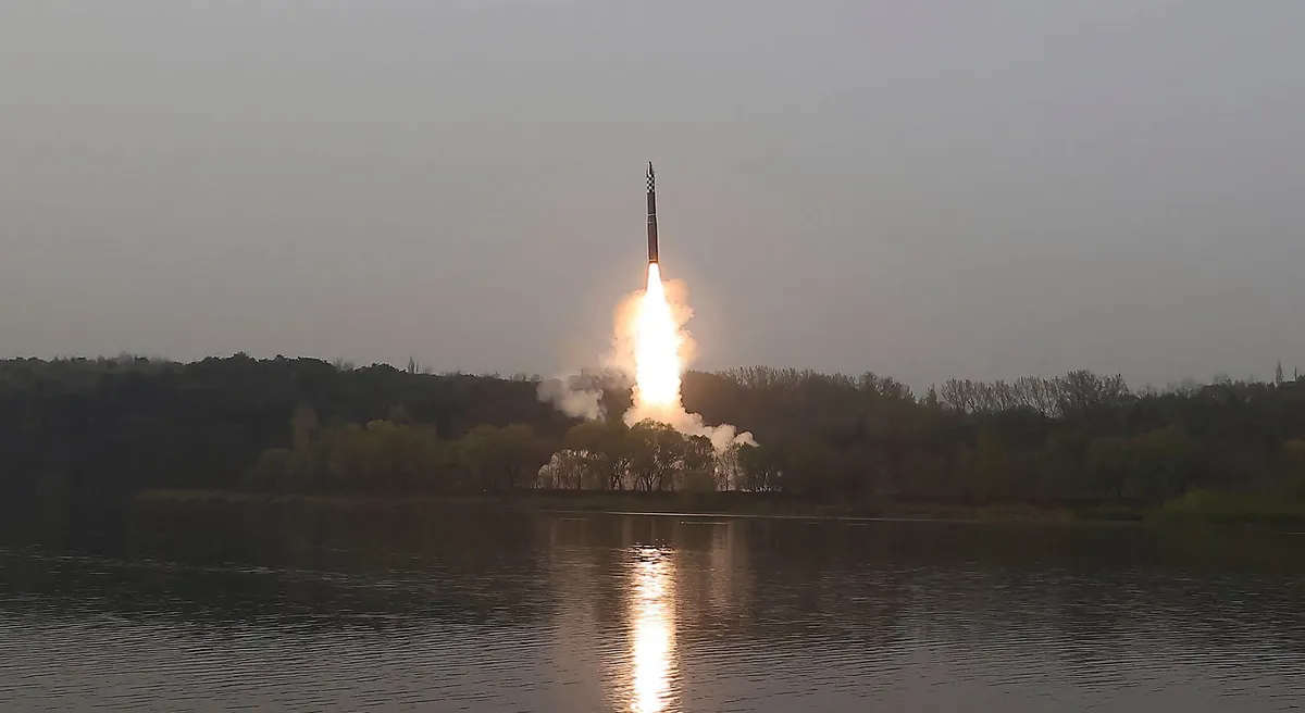 Людоїдський режим Північної Кореї має гарні переспективи виживання, тому що в нього, як у Путіна, є і ядерна зброя, і засоби її доставки.  На фото — випробування міжконтинентальної балістичної ракети 13 квітня 2023 року