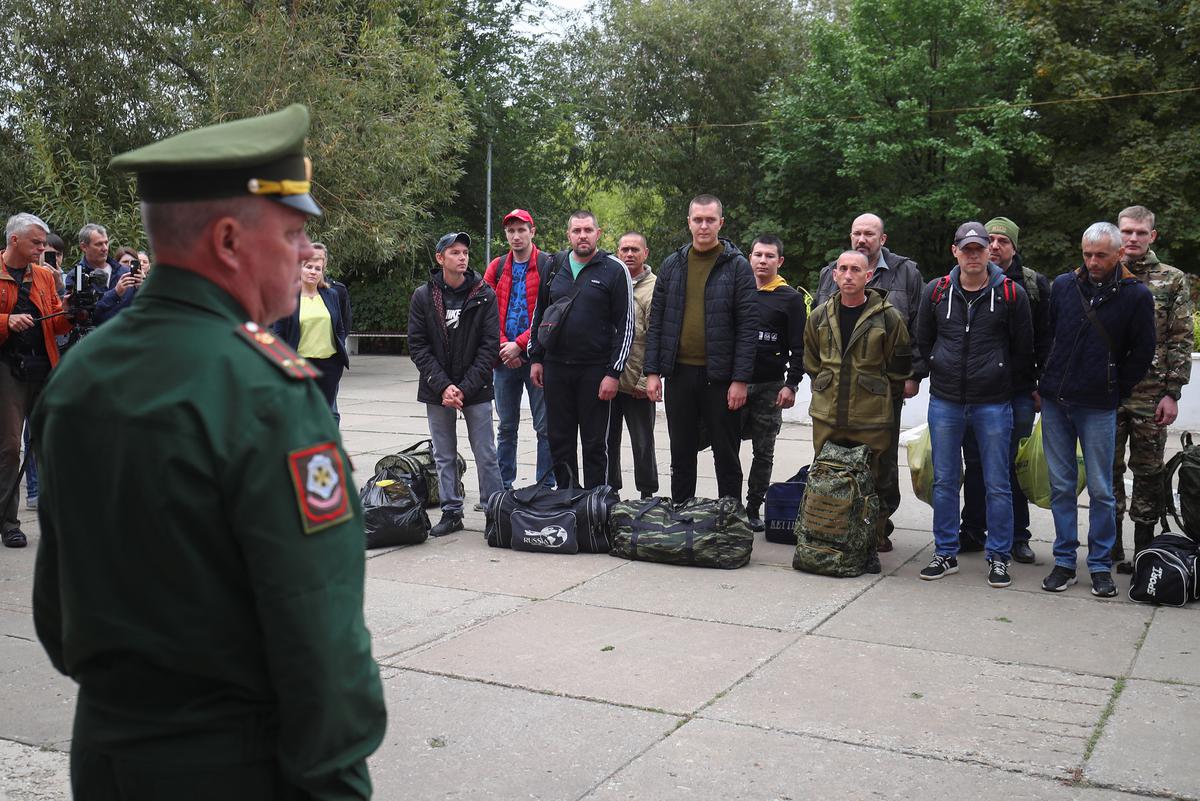 Мобилизованные получают инструктаж. 28 сентября, Волжский Волгоградской области 