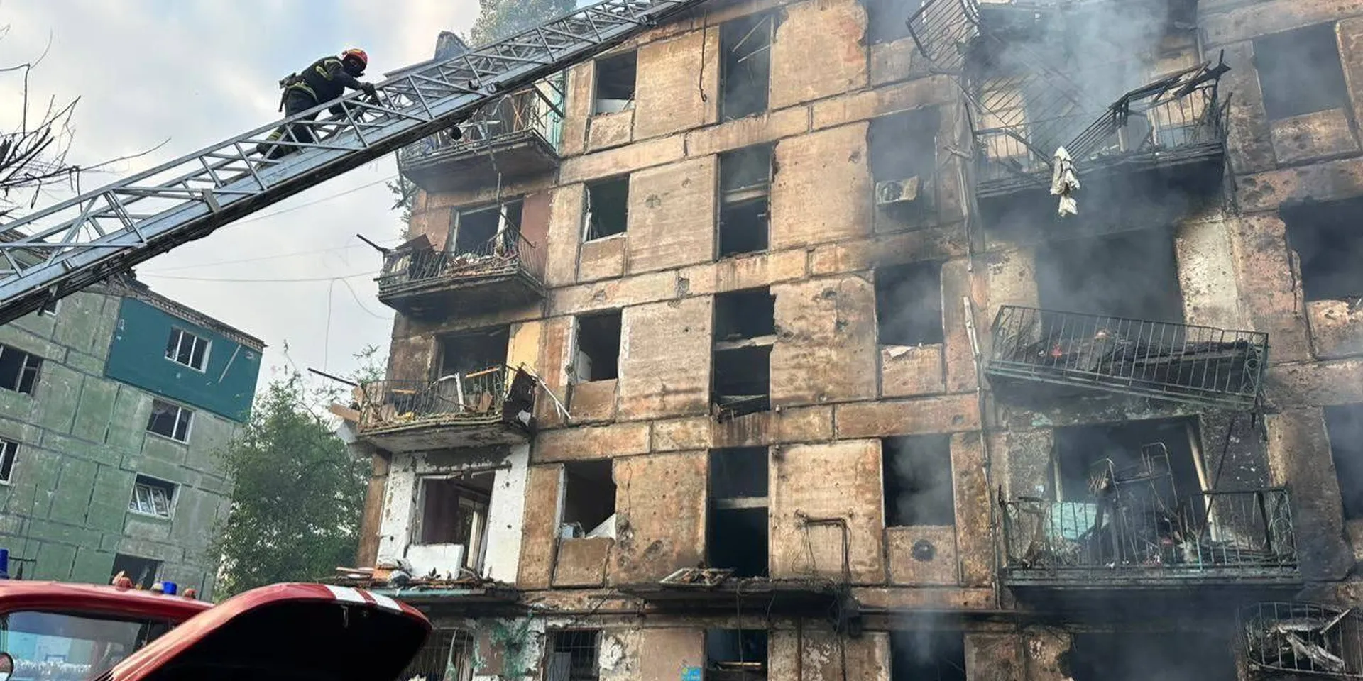 Одиннадцать человек погибли при попадании российской ракеты в пятиэтажку в Кривом Роге
