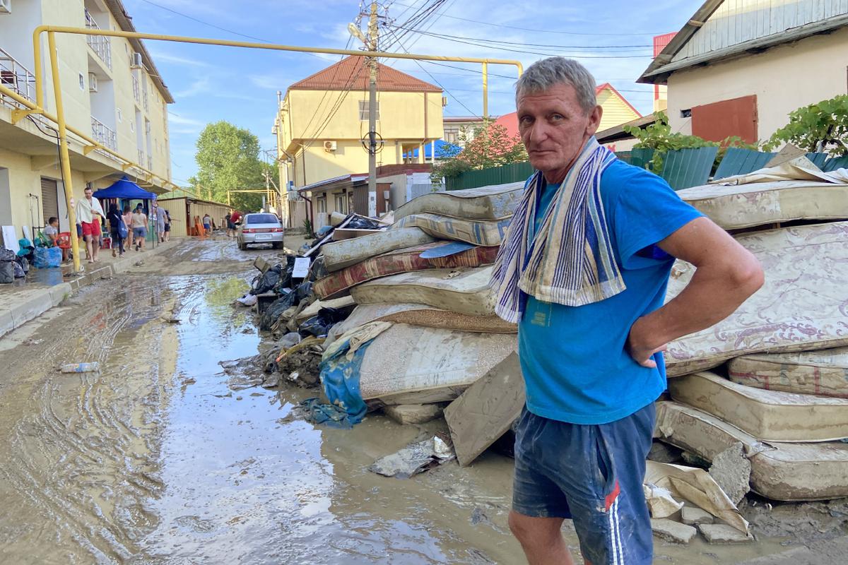 Житель Джубги Александр на фоне матрасов, вынесенных из его гостевого дома