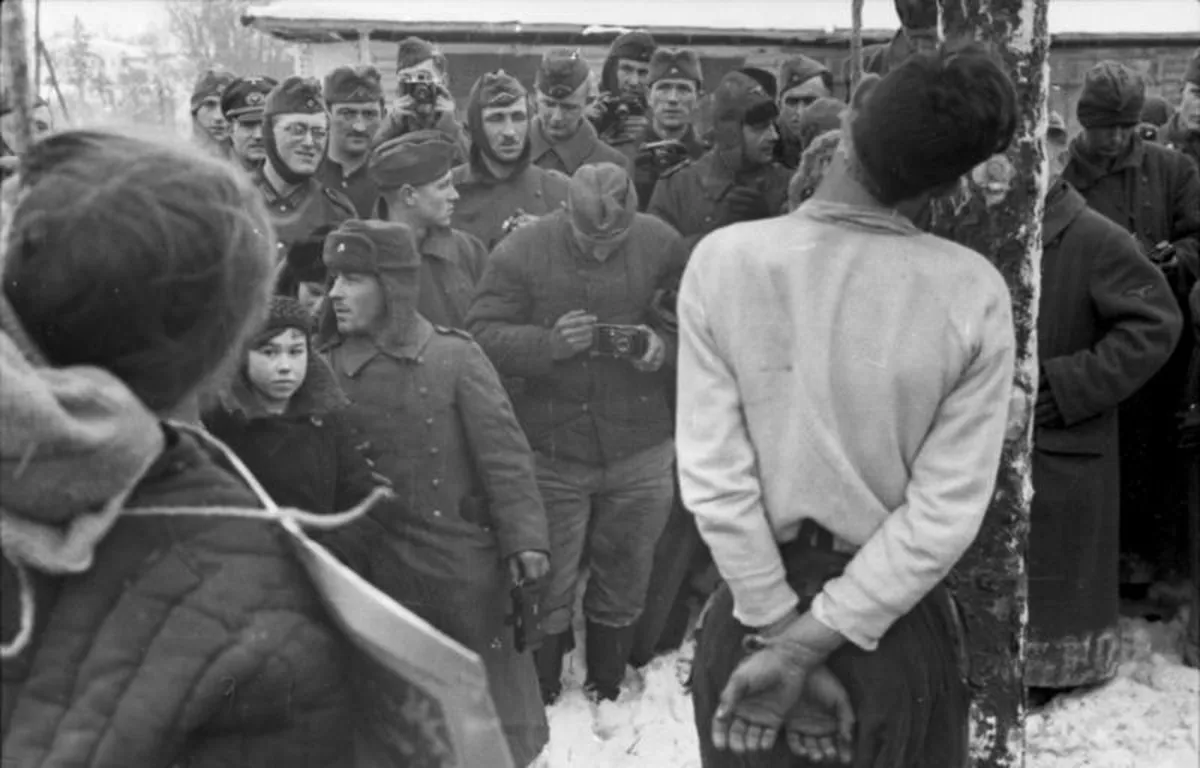 Немецкие солдаты наблюдают за казнью в Орле зимой 1941/42 г.