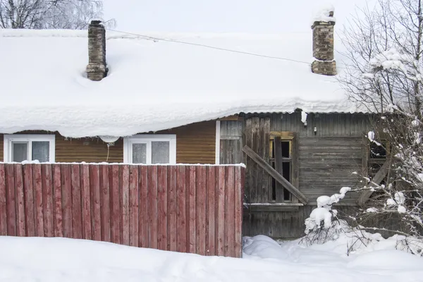 Дома, утепленные снегом