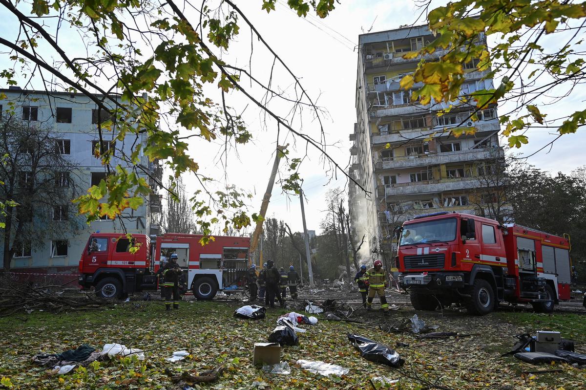 Запорожье, 9 октября. Трупы выкладывают в пакетах во двор 