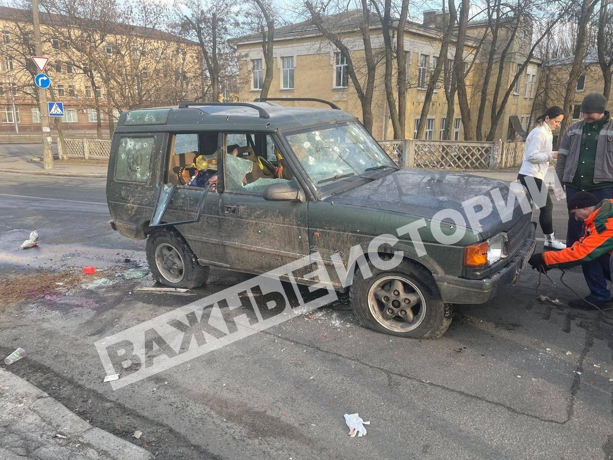 В расстрелянной гражданской машине — следы крови