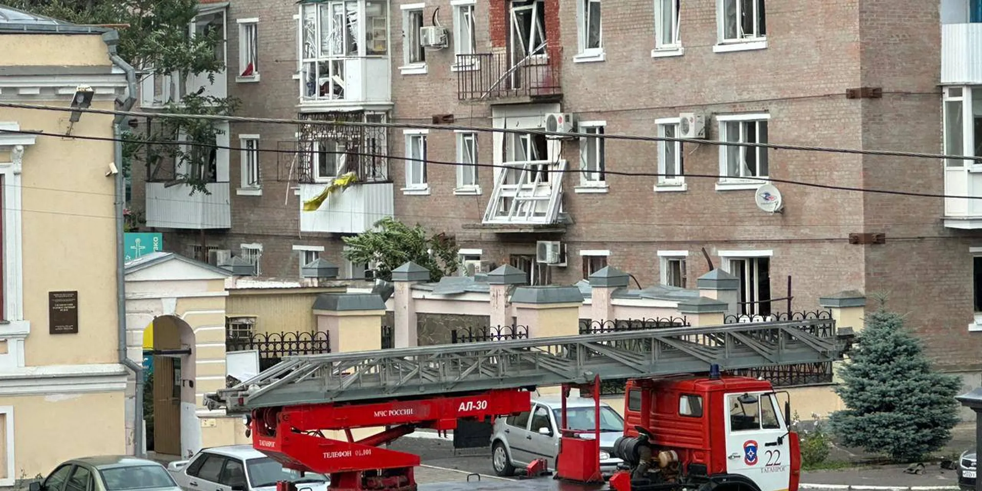 В центре Таганрога упала зенитная ракета, пострадали 14 человек. Вторая ракета перехвачена над Азовом. Главное