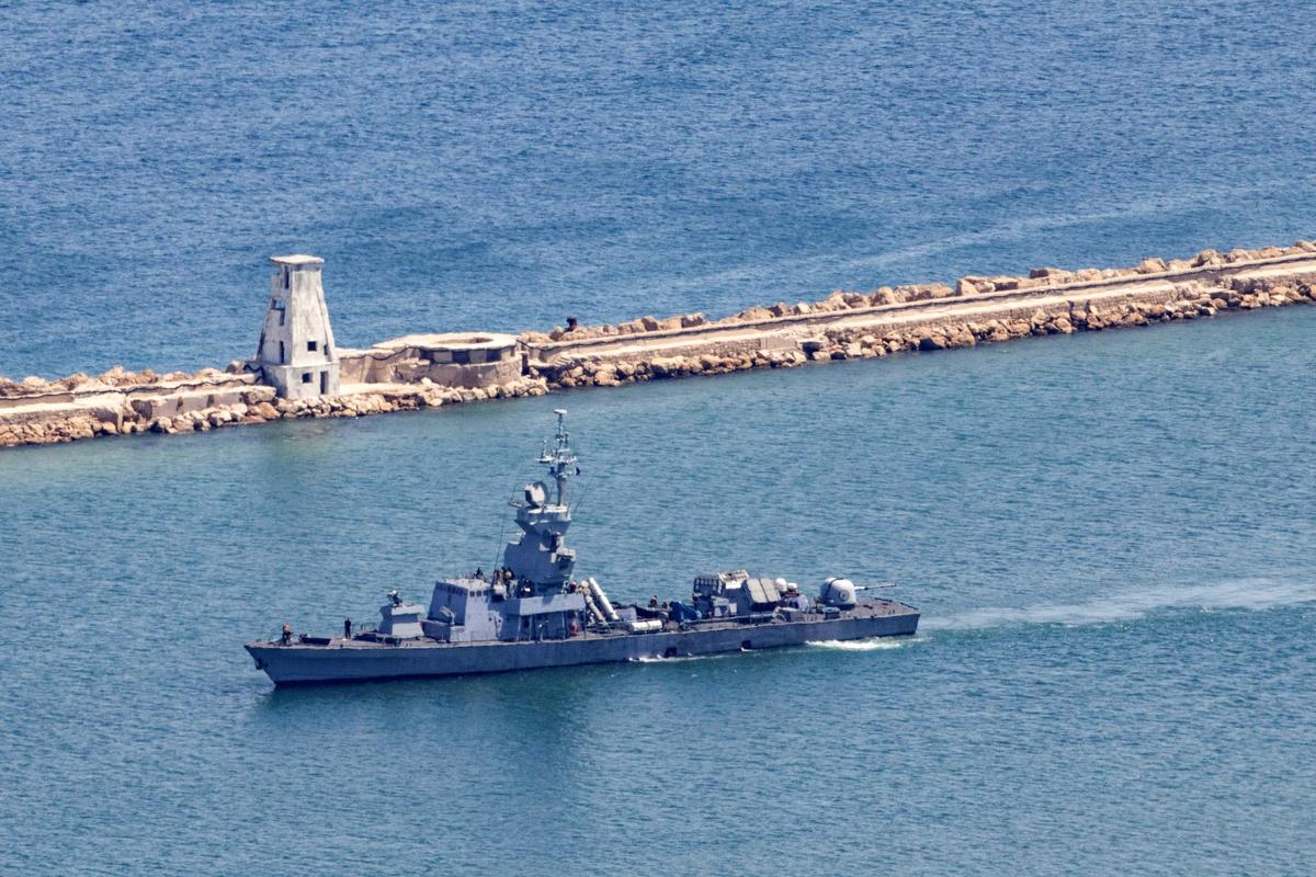 Израильский военный корабль патрулирует побережье у израильского города Хайфы, 3 августа