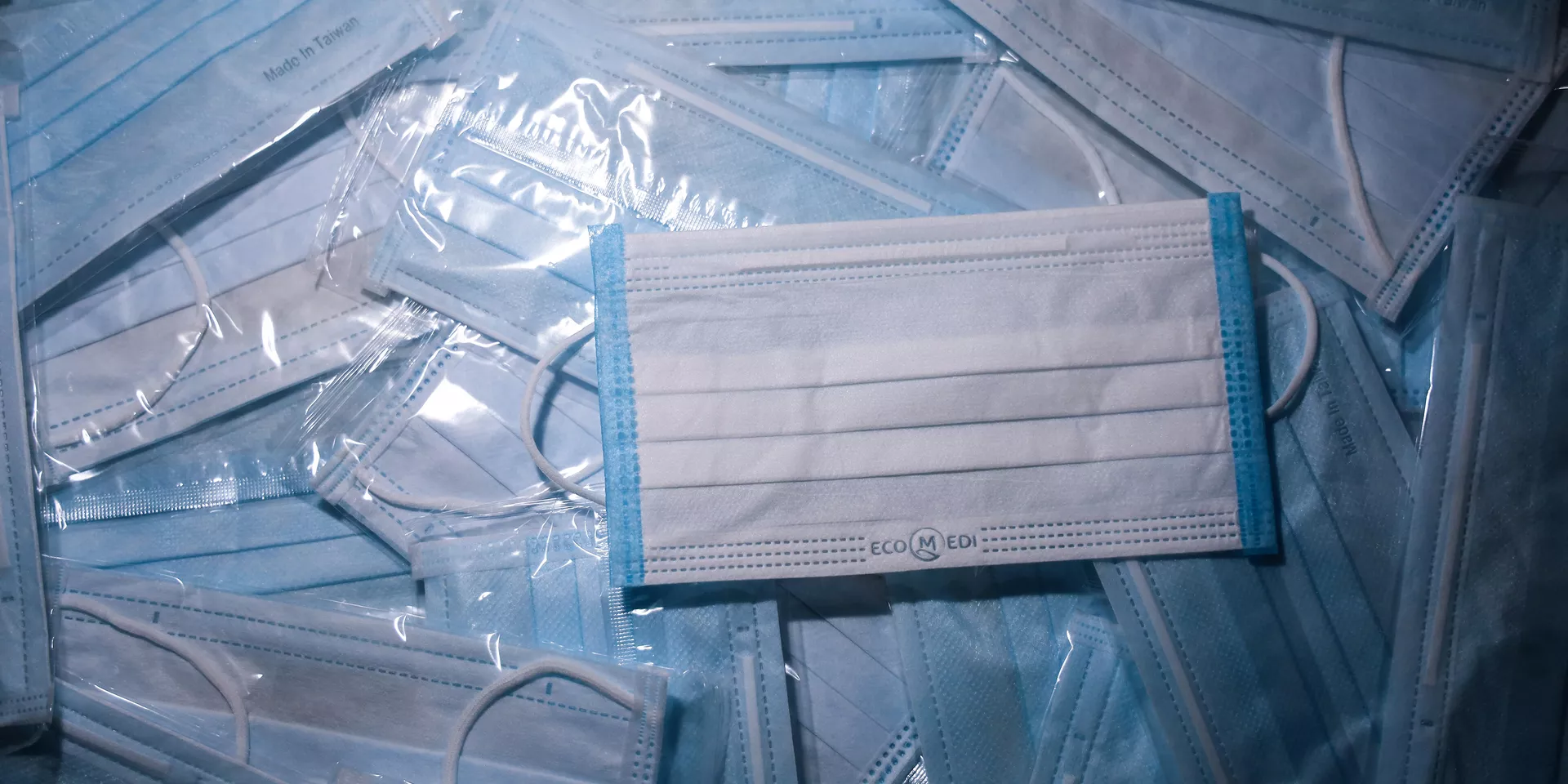 Пока врачи жаловались на дефицит средств защиты, власти скупили миллионы масок по всей стране для избиркомов 