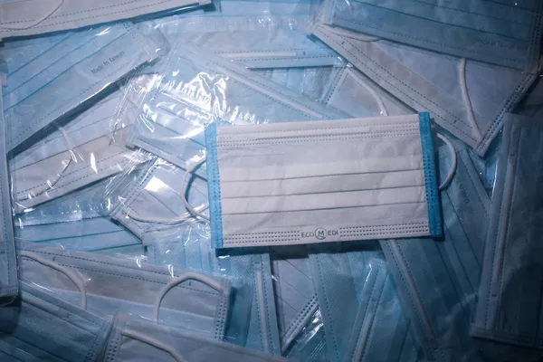 Пока врачи жаловались на дефицит средств защиты, власти скупили миллионы масок по всей стране для избиркомов 