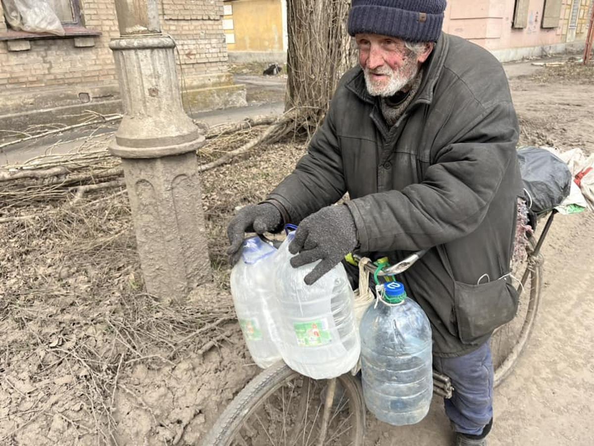 Питьевой воды в домах жителей Часова Яра давно нет. Ее привозят волонтеры, либо люди сами едут за водой к скважине в центре