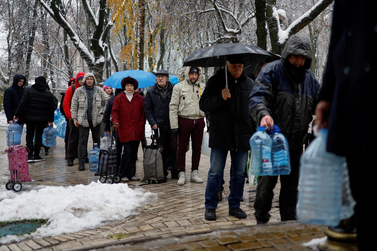 Киевляне в очереди за водой после обстрелов города, ноябрь 2022 года