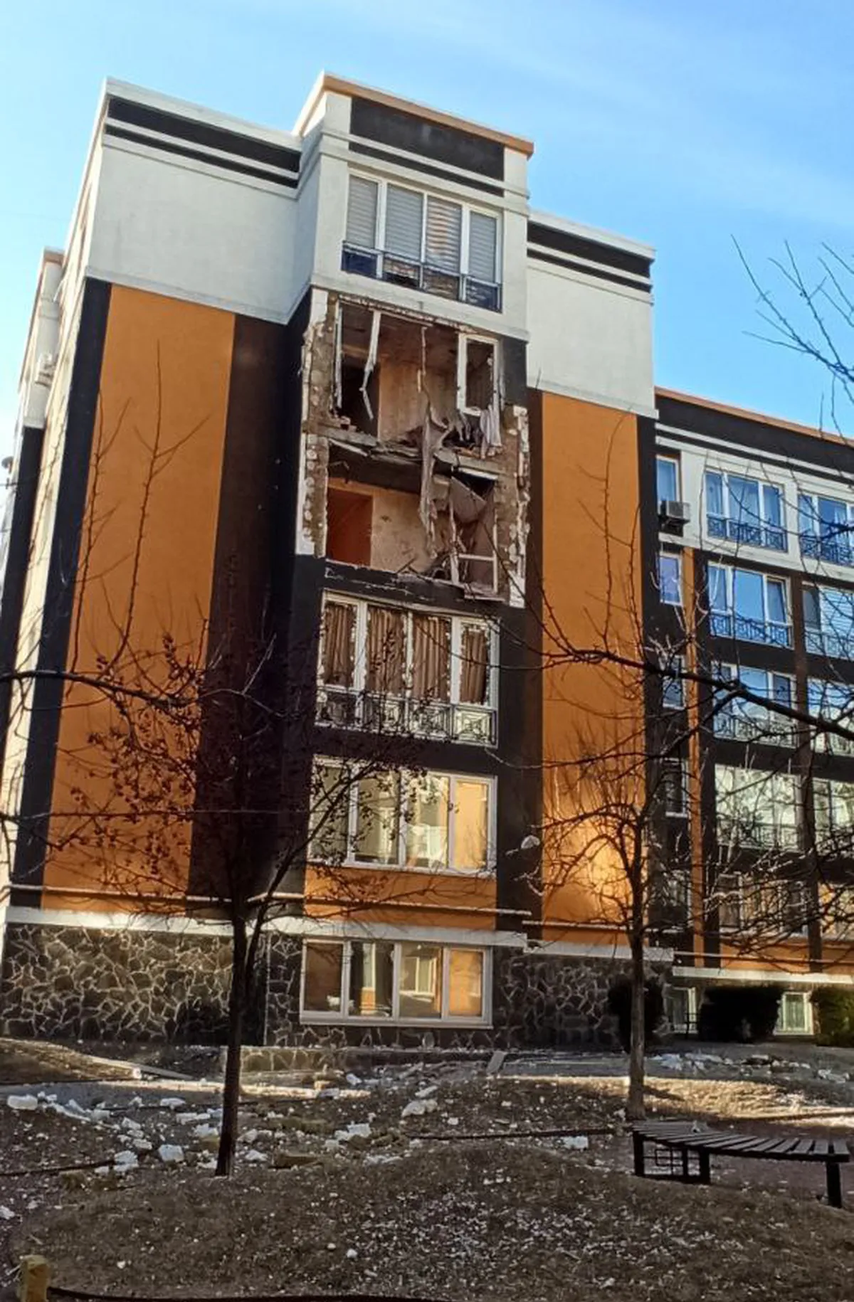 Следы от обстрела на фасаде дома в Ирпене