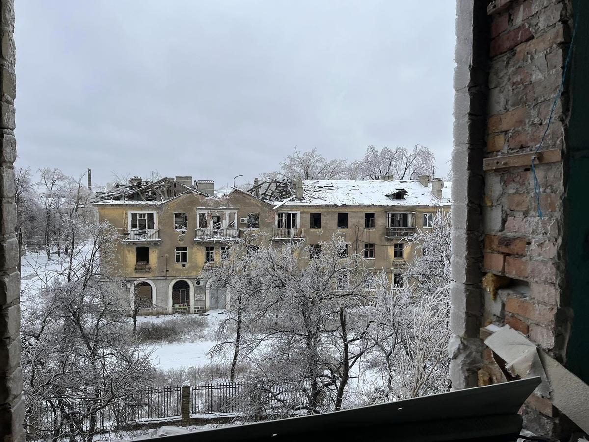По словам Евгения, в городе повреждены 99% домов. Практически все здания стоят без окон