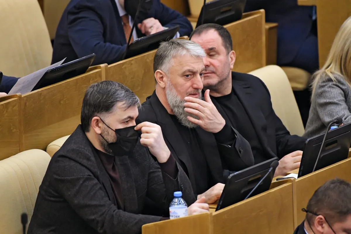 Адам Делимханов (в центре) за время работы в Госдуме седьмого созыва выступил соавтором всего одного законопроекта