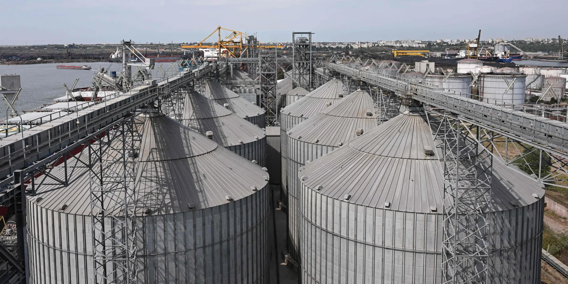 Украинское зерно вывозят по земле и по Дунаю. Зерновая сделка больше не нужна?