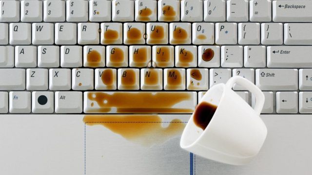 Derrubei café no teclado do notebook: o que fazer?