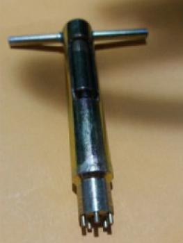 LLAVE T PARA CAJA DE LUZ 5 PINES NACIONAL