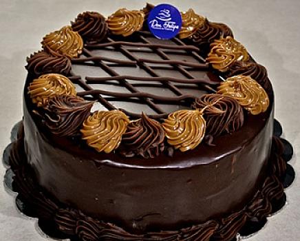 Torta de Chocolate con frutos rojos con diseño de spiderman