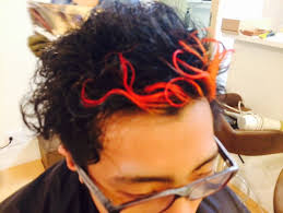 綺麗なメッシュ 髪 メンズ 赤 最高のヘアスタイルのアイデア