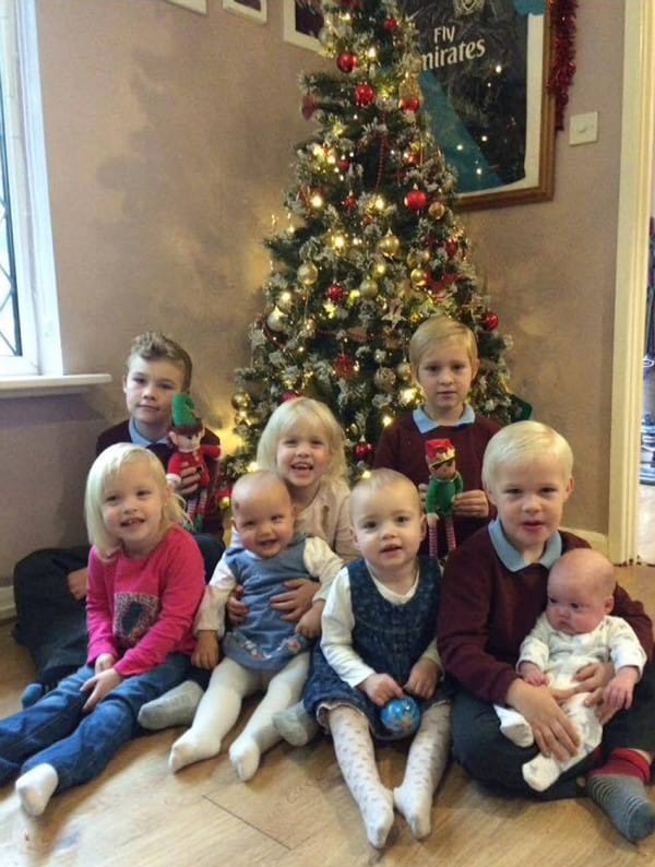 Tragic father James Green died in his sleep leaving his wife Cloe Green and his 8 children. L-R back. Leo, Megan,Levi, Oliver L-R Front. Miley, Lexie, Lacey, Elijah Picture: photo-features.co.uk Mobile: 07966 96672 email: jeremy@durkinphotoservices.com 41 Boat Dyke Rd Upton Norwich Norfolk NR13 6BL