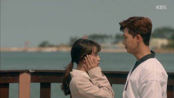 여자가 좋아하는 남자에게 보내는 '무언의 신호' 5가지 ec8c88eba788ec9db4ec9ba8ec9db410ed9994eca484eab1b0eba6acec9794eb94a9ebb384eb82b4ec9888ec8381ec9db4eca081eca4912017062116 - 여자가 좋아하는 남자에게 보내는 '무언의 신호' 5가지