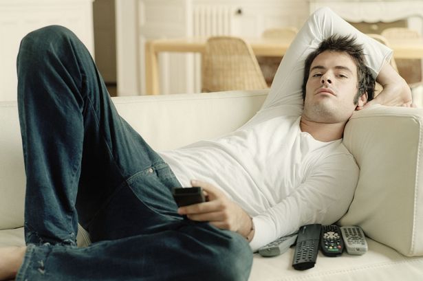 "결혼한 뒤 후회하면 늦다" 결혼하면 변할 남자의 특징 10가지 man relaxing on sofa holding remote controls - "결혼한 뒤 후회하면 늦다" 결혼하면 변할 남자의 특징 10가지