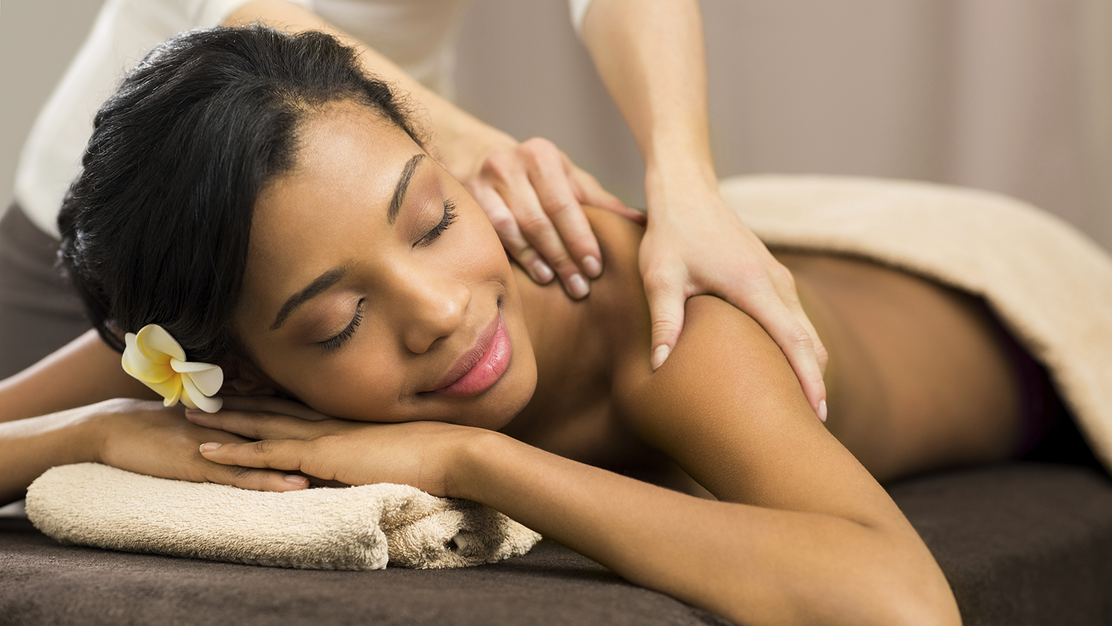 massage_woman_with_flower