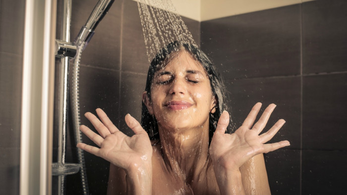 mom shower 2 - 6 razões pelas quais você não deve tomar banho todos os dias
