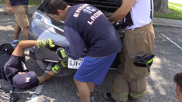 Lady hears strange noise while driving—when she opens car’s hood to investigate, she dials 911