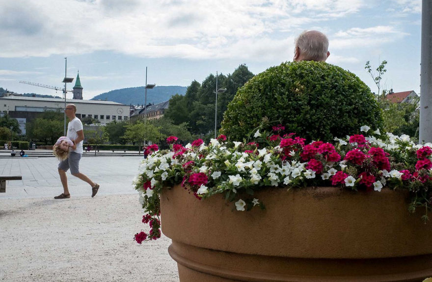 Unusual-Candid-Street-Photography-Hopscotch-Pau-Buscato