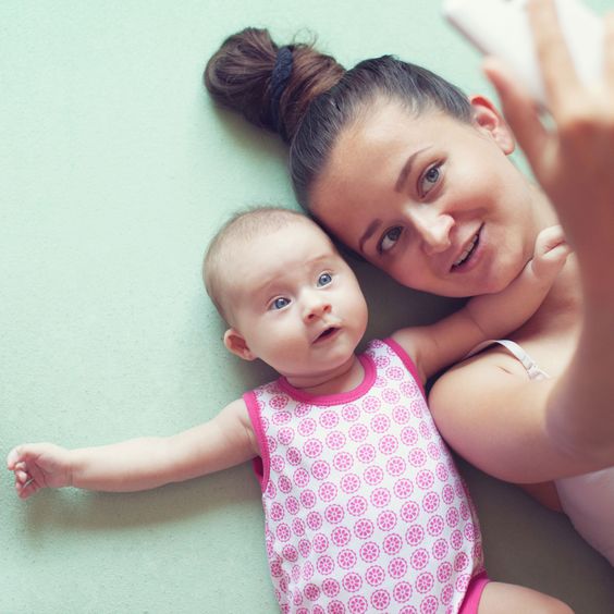 Mamá con su bebé tomándose una selfie