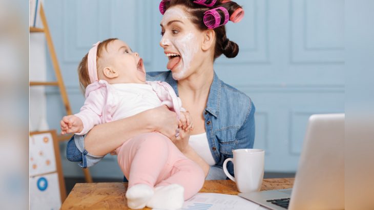 Mamá con su bebé haciendo caras graciosas