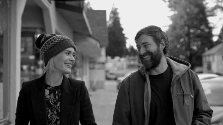 Película Blue Jay, actores Mark Duplass y Sarah Paulson; pareja caminando en la calle