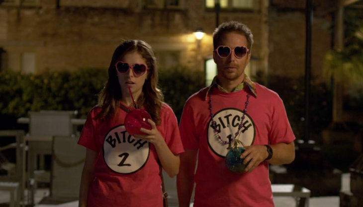 Película Mr. Right con actores Sam Rockwell y Anna Kendrick; pareja con playeras que combinan y lentes en forma de corazón