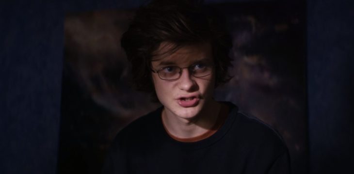 Película Super dark times con actor Charlie Tahan; chico de lentes