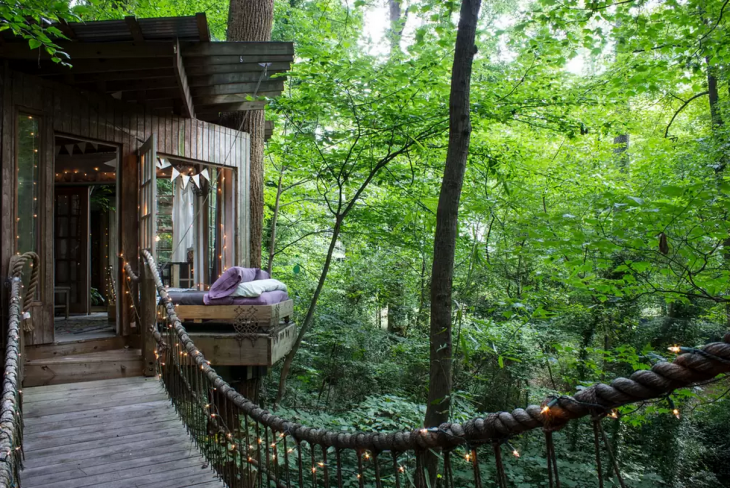 Casa en el árbol en un bosque aislado en Atlanta, Georgia